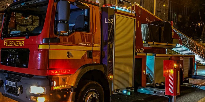 FW Dresden: Update zum Großbrand in Dresden-Leuben - Löscharbeiten pausieren, Brandwache über die gesamte Nacht - Foto: presseportal.de