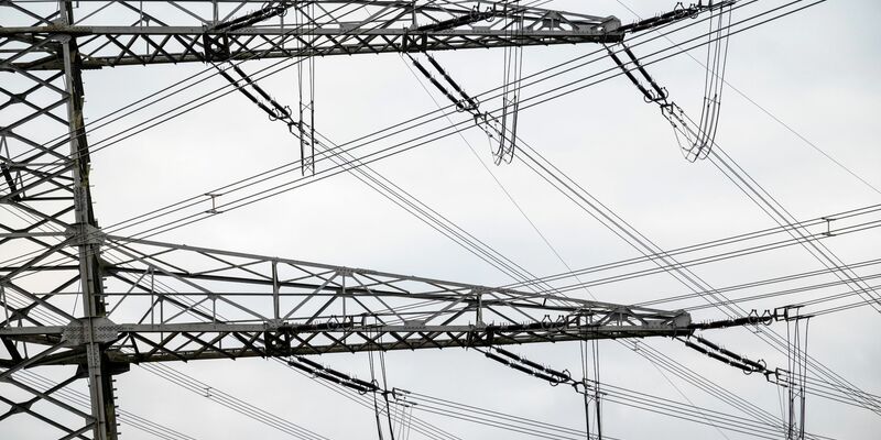 Laut einer Umfrage sind einige Unternehmen von kurzen Stromausfällen betroffen - das kann teuer werden. - Foto: Daniel Vogl/dpa