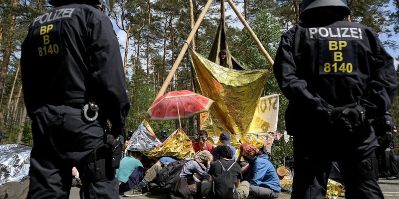 Aktivisten hatten von Mittwoch bis Sonntag in Grünheide bei Berlin gegen die Tesla-Fabrik protestiert. - Foto: Michael Ukas/tnn/dpa