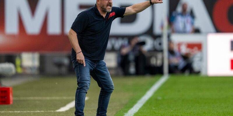 HSV-Trainer Steffen Baumgart will sein Team in der kommenden Saison zurück in die Bundesliga führen. - Foto: David Inderlied/dpa