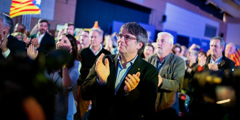 Carles Puigdemont bei einer Wahlkampfveranstaltung im französischen Argèles-sur-Mer. Der 61-Jährige will wieder als Regierungschef in den Palau de la Generalitat in Barcelona einziehen. - Foto: Joan Mateu/AP