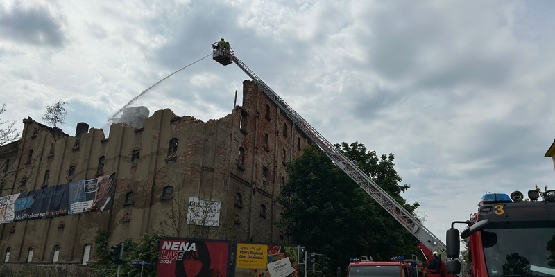 FW Dresden: Tag 3 beim Großbrand in Dresden-Leuben - Foto: presseportal.de