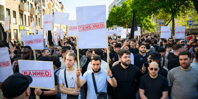 Demonstranten nehmen an einer Kundgebung der islamistischen Gruppierung Muslim Interaktiv in Hamburg teil. - Foto: Gregor Fischer/dpa