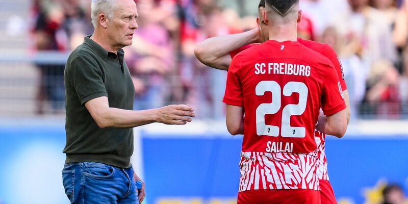Christian Streich (l) bestritt gegen Heidenheim sein letztes Heimspiel als Trainer vom SC Freiburg. - Foto: Tom Weller/dpa