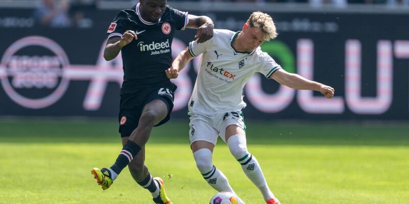 Gut in Form: Gladbachs Robin Hack (l) traf beim 1:1 gegen Frankfurt erneut. - Foto: David Inderlied/dpa