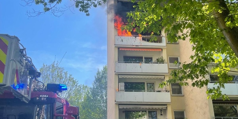 FW Bad Honnef: Massiver Balkon- und Zimmerbrand ruft 80 Einsatzkräfte auf den Plan - Foto: presseportal.de