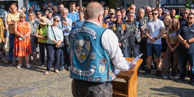 FW Ratingen: Blue und Red Knights zum Jahrestag in Ratingen - Foto: presseportal.de