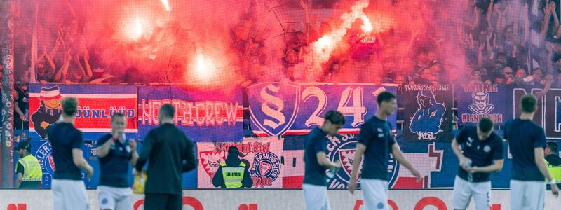 Holstein Kiel feiert den ersten Bundesliga-Aufstieg der Vereinsgeschichte. - Foto: Axel Heimken/dpa