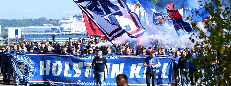 Vor der Partie organisierten die Kieler Fans einen Fanmarsch. - Foto: Michael Schwartz/dpa