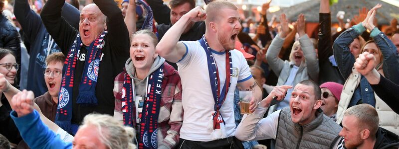 Kieler Fans nach dem 1:0 für Kiel beim Public Viewing in der Forstbaumschule. - Foto: Michael Schwartz/dpa