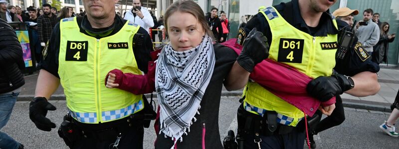 Polizisten führten Klimaaktivistin Greta Thunberg vom Platz vor der Arena ab. - Foto: Johan Nilsson/TT News Agency/AP/dpa