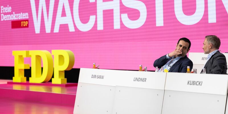 FDP-Generalsekretär Djir-Sarai (l) und Parteichef Lindner im Gespräch: Ihre Partei erneuert ihre Forderung nach einer echten Aktienrente nach schwedischem Vorbild. - Foto: Hannes P. Albert/dpa