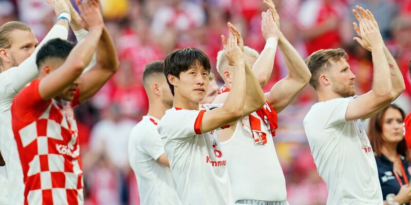 Die Mainzer feiern ihren Heimsieg gegen den BVB. - Foto: Uwe Anspach/dpa