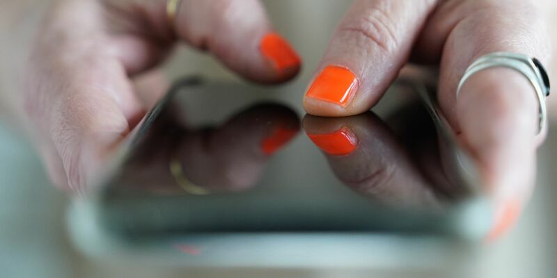 Lieber Online-Dienste wie Whatsapp oder Threema als SMS: Die Bundesbürger haben 2023 noch 5,3 Milliarden gesendet, 0,5 Milliarden weniger als im Jahr zuvor. - Foto: Marcus Brandt/dpa