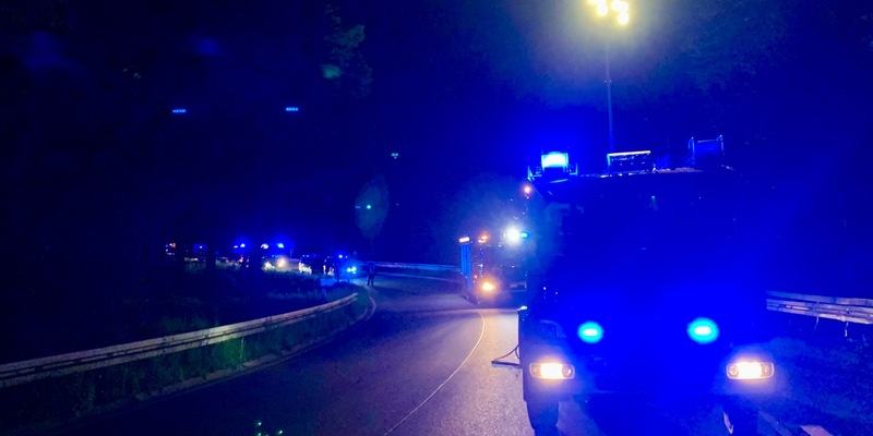 FW Hünxe: Pkw überschlagen und Brand eines Anhängers - Hubschrauber im Einsatz - Foto: presseportal.de