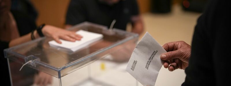 Ein Wähler gibt in einem Wahllokal in La Roca del Vallès seine Stimme ab. - Foto: Emilio Morenatti/AP