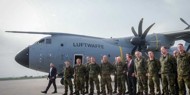 Bundesverteidigungsminister Boris Pistorius (M) verabschiedet Anfang April das Vorkommando der Brigade Litauen auf dem militärischen Teil des Flughafens Berlin-Brandenburg. - Foto: Kay Nietfeld/dpa