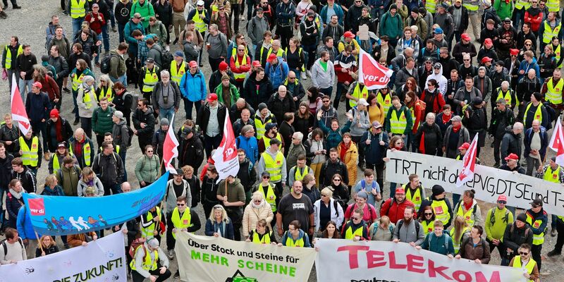 Schon Ende April gingen Beschäftigte der Telekom bei einem bundesweiten Warnstreik auf die Straße. - Foto: Matthias Bein/dpa