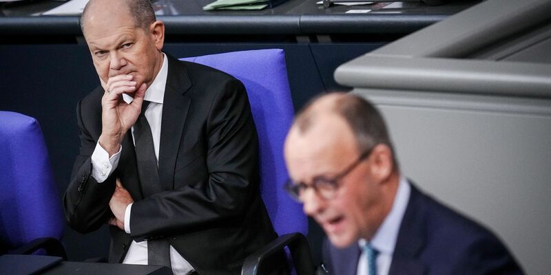 Bundeskanzler Olaf Scholz (l) hört einer Rede von CDU-Chef Friedrich Merz im Bundestag zu. - Foto: Kay Nietfeld/dpa