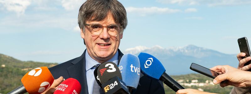 Carles Puigdemont gibt in Laroque-des-Albères in Südfrankreich vor Pressevertretern eine Erklärung ab. - Foto: Glòria Sánchez/EUROPA PRESS/dpa