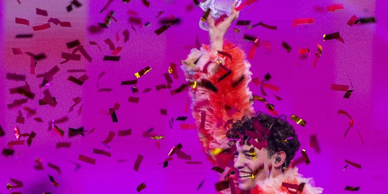 Sieger Nemo jubelt mit der zerbrochenen Trophäe - umgeben von Konfetti. Doch beim ESC ist lange nicht mehr alles Gold was glänzt. - Foto: Jens Büttner/dpa