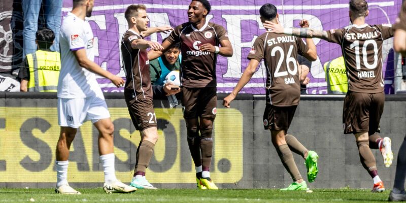Die St.-Pauli-Profis feiern das Tor von Oladapo Afolayan (M.). - Foto: Axel Heimken/dpa
