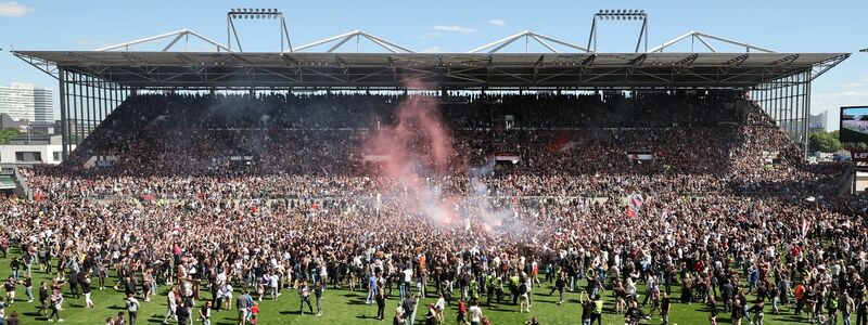 Die Fans vom FC St. Pauli stürmten nach dem Abpfiff den Platz. - Foto: Christian Charisius/dpa