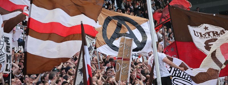 Die Fans des FC St. Pauli feierten den Aufstieg in die Bundesliga ausgelassen. - Foto: Christian Charisius/dpa