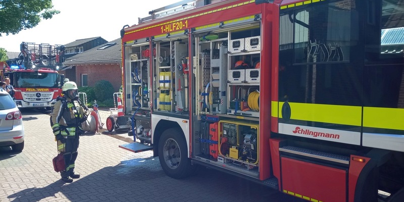 FW Bocholt: Brennende Mülltonnen drohen auf Gartenhaus überzugreifen - Foto: presseportal.de