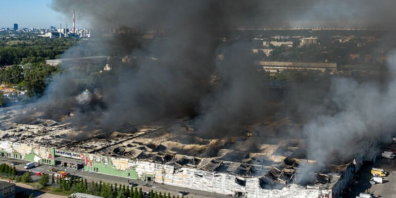 Das Einkaufszentrum in Polens Hauptstadt ist nahezu komplett niedergebrannt. - Foto: Leszek Szymanski/PAP/dpa