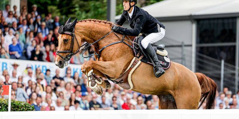 Marvin Jüngel konnte seinen Sieg beim deutschen Spring-Derby aus dem Vorjahr wiederholen. - Foto: Axel Heimken/dpa