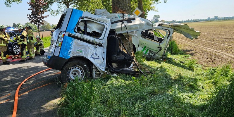 FW-KLE: Zwei Personen aus auseinander gerissenen Transporter gerettet - Foto: presseportal.de