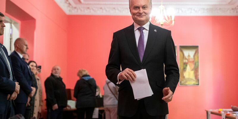 Der litauische Präsidentschaftskandidat Gitanas Nauseda gibt seine Stimme in einem Wahllokal in Vilnius ab. - Foto: Mindaugas Kulbis/AP/dpa