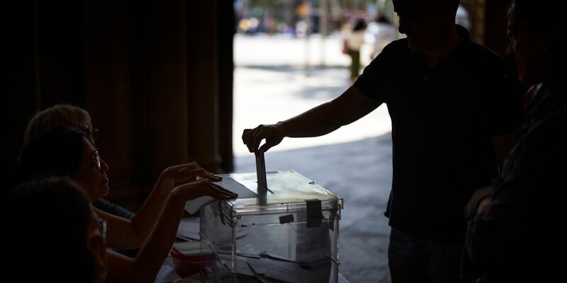 Ein Mann gibt in einem Wahllokal seine Stimme für die Regionalwahlen ab. - Foto: Emilio Morenatti/AP/dpa