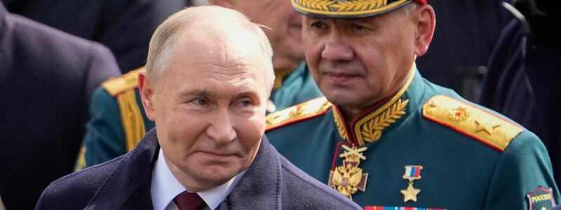 Putin (l) hat gesprochen: Schoigu soll nicht mehr länger Verteidigungsminister sein. - Foto: Alexander Zemlianichenko/AP/dpa