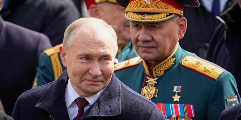 Putin (l) hat gesprochen: Schoigu soll nicht mehr länger Verteidigungsminister sein. - Foto: Alexander Zemlianichenko/AP/dpa