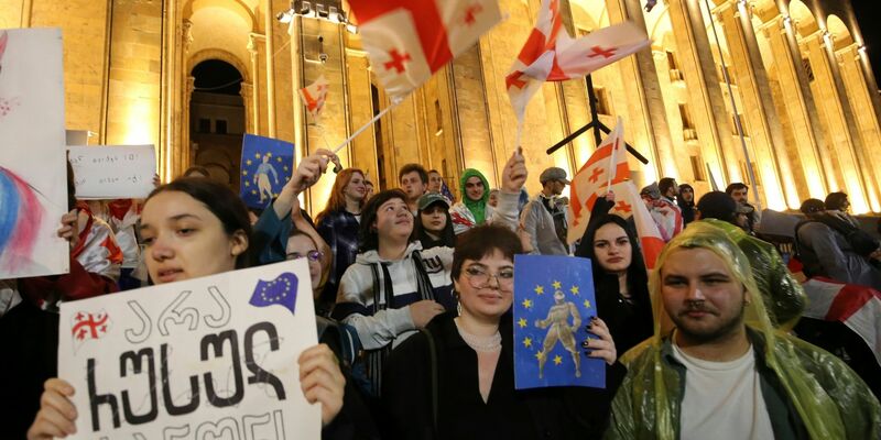 Die Demonstrationen schwollen weiter an. Zehntausende Menschen versammelten sich im Zentrum der Hauptstadt Tiflis. - Foto: Zurab Tsertsvadze/AP