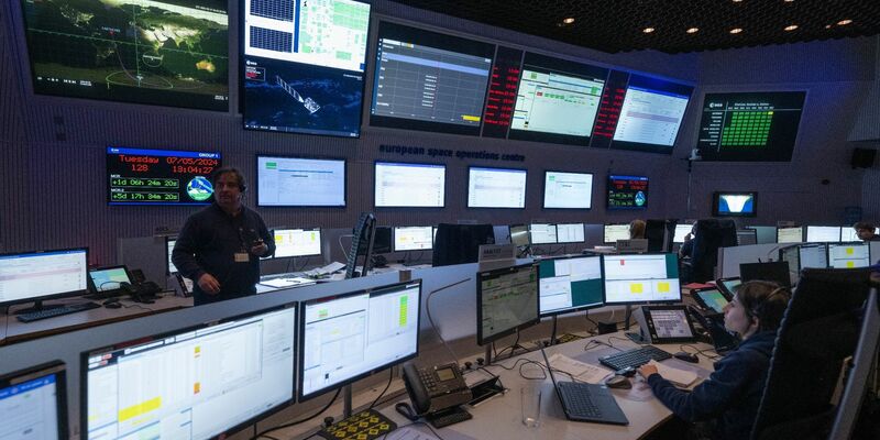 Seit Wochen trainieren Esa-Mitarbeiter im Kontrollzentrum in Darmstadt für den Start des Erdbeobachtungssatelliten «Earthcare». - Foto: Boris Roessler/dpa