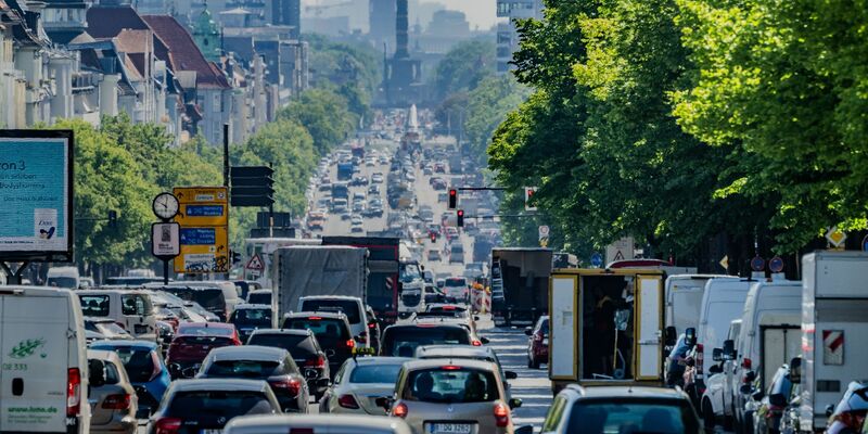Autos, Lastwagen und Lieferfahrzeuge fahren auf dem Kaiserdamm in der Hauptstadt stadteinwärts. «Wenn wir schnell und entschlossen handeln, kann der Verkehrssektor bis 2045 klimaneutral werden», sagte die stellvertretende Direktorin der Agora Verkehrswende, Wiebke Zimmer. - Foto: Michael Kappeler/dpa