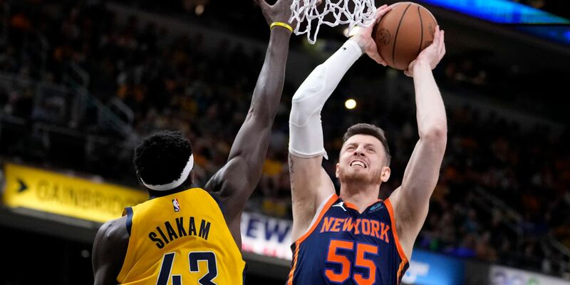 Isaiah Hartenstein (r) von den New York Knicks zieht gegen Pascal Siakam von den Indiana Pacers zum Korb. - Foto: Michael Conroy/AP/dpa
