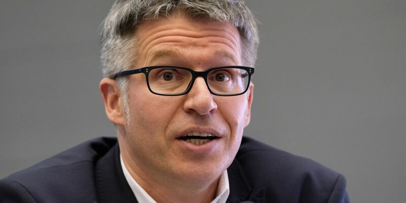 Bernhard Rohleder, Hauptgeschäftsführer des Bundesverbands Informationswirtschaft, Telekommunikation und neue Medien warnt vor Cyberangriffen: «Der Schaden liegt bei 148 Milliarden Euro pro Jahr.» - Foto: Peter Steffen/dpa