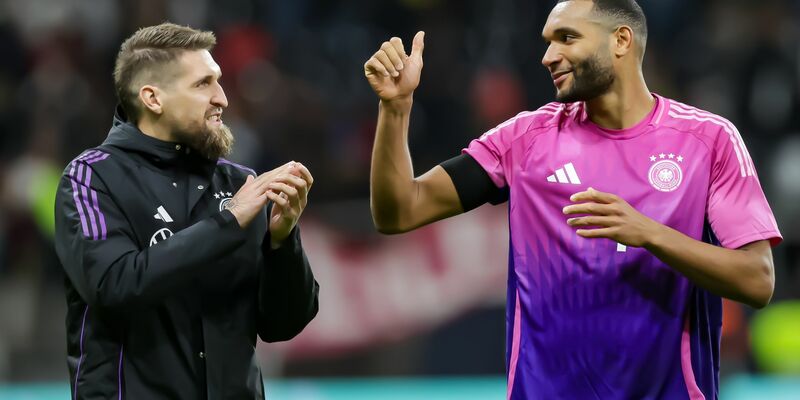 Verteidiger Jonathan Tah (r) kann nach seiner Nominierung mit einer EM-Teilnahme planen. - Foto: Christian Charisius/dpa