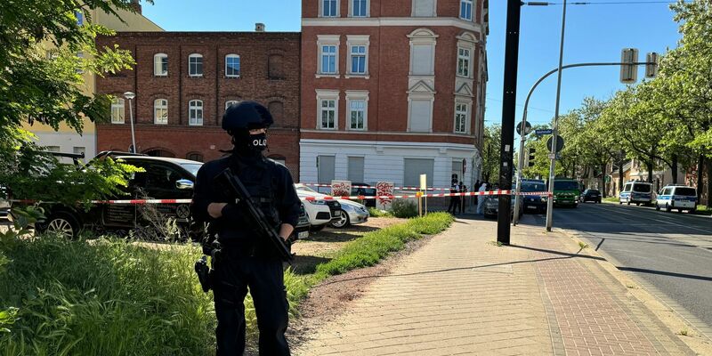 Polizisten sind im Süden von Madgeburg im Einsatz. - Foto: Thomas Schulz/dpa