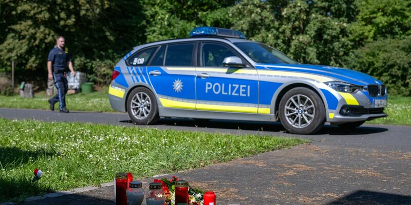Kerzen und Blumen erinnern im September 2023 vor dem Schulzentrum in Lohr am Main an den Vorfall. - Foto: Pia Bayer/dpa