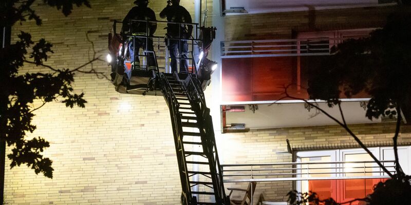 Einsatzkräfte auf einer Drehleiter an einem Hochhaus im Stadtteil Altona, nachdem ein Mann mit einer Schusswaffe einen Großeinsatz ausgelöst hat. - Foto: Bodo Marks/dpa
