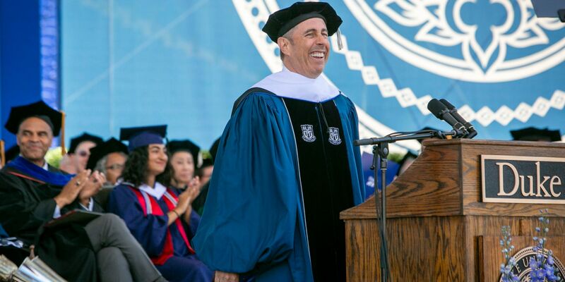 Der Comedian und Festredner Jerry Seinfeld bei der Abschlussfeier der Duke Universität. - Foto: Bill Snead/Duke University/AP