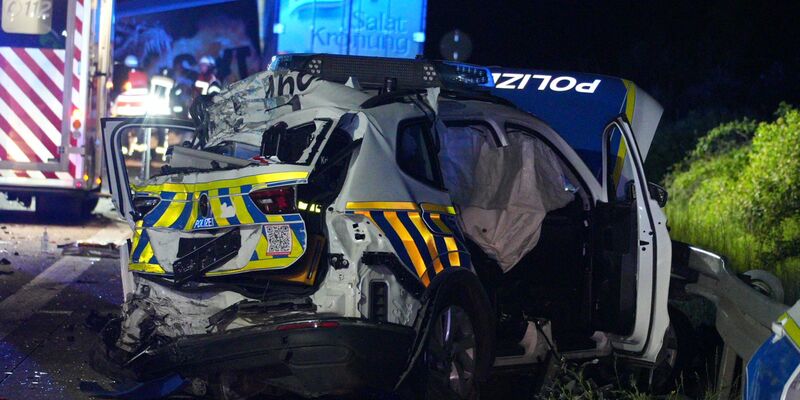 Ein Laster ist in der Nacht auf der Autobahn A9 in eine Unfallstelle gefahren - ein Mensch ist dabei gestorben. - Foto: Tom Musche/dpa