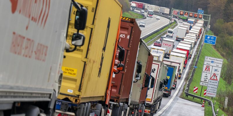 Hunderte LKW stehen auf der A8: Für Busse und Lastwagen in der EU gelten künftig strengere CO2-Vorgaben. - Foto: Peter Kneffel/dpa