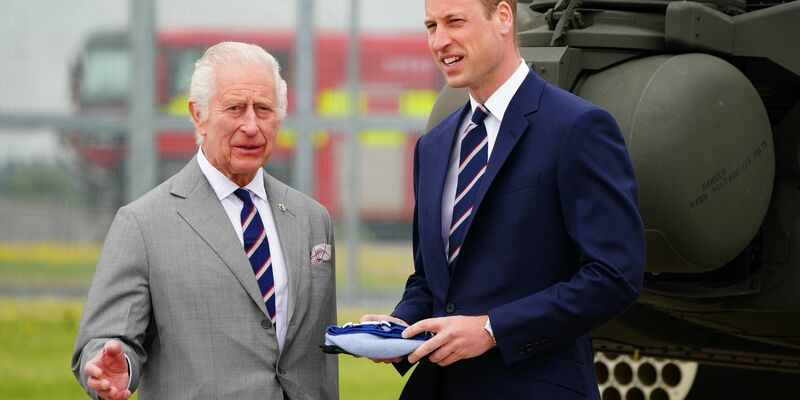 König Charles III. (l) und Prinz William beim Besuch des Army Aviation Centre. - Foto: Ben Birchall/PA Wire/dpa