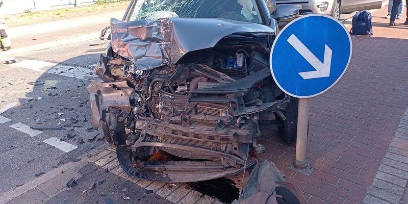 POL-Bremerhaven: Golf-Fahrer kollidiert mit Autos an roter Ampel: Drei Verletzte - Foto: presseportal.de
